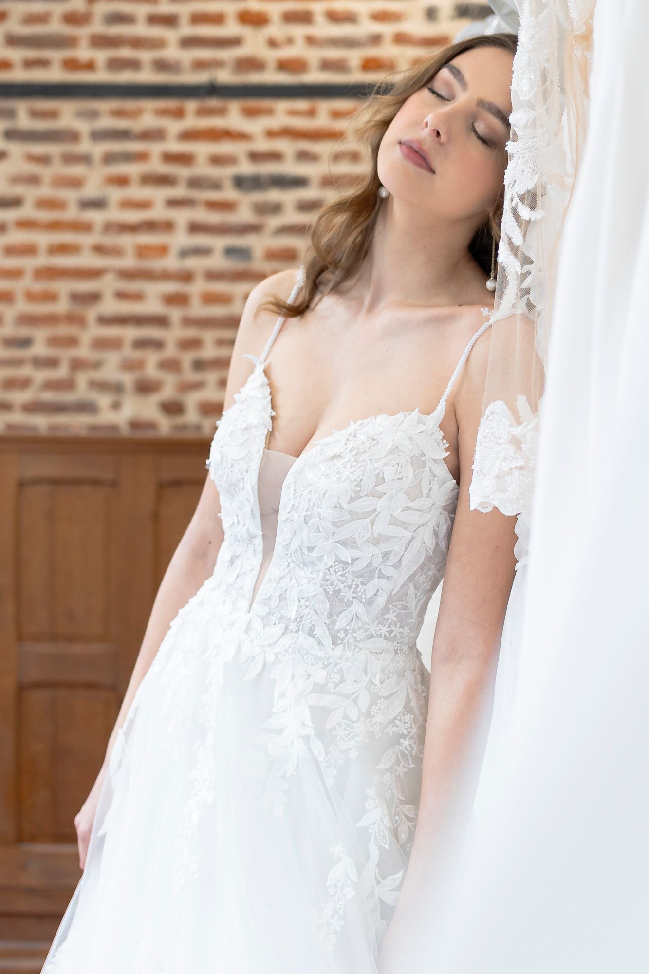Un mannequin pose en robe de mariée