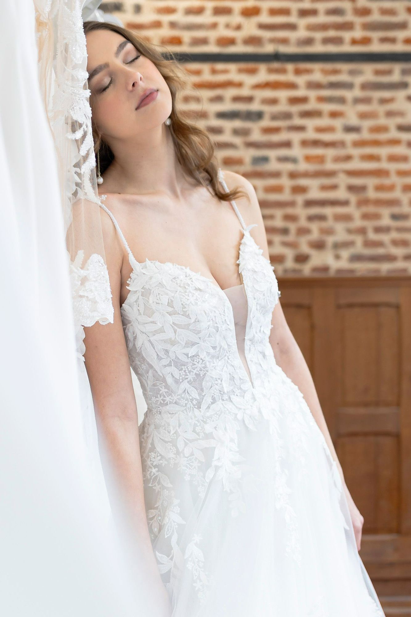 Une femme portant une robe de mariée