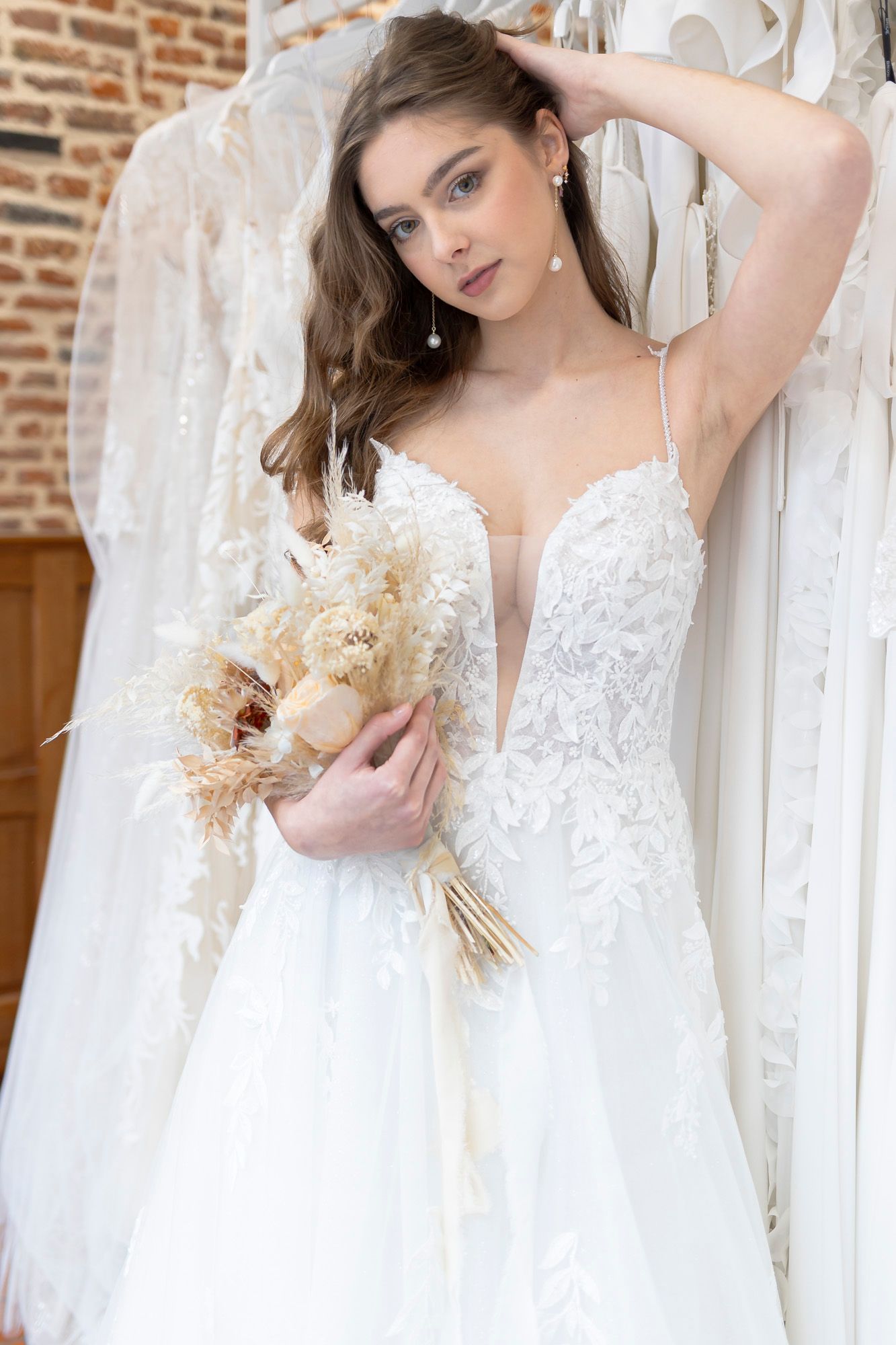 Femme qui tient un bouquet de fleurs