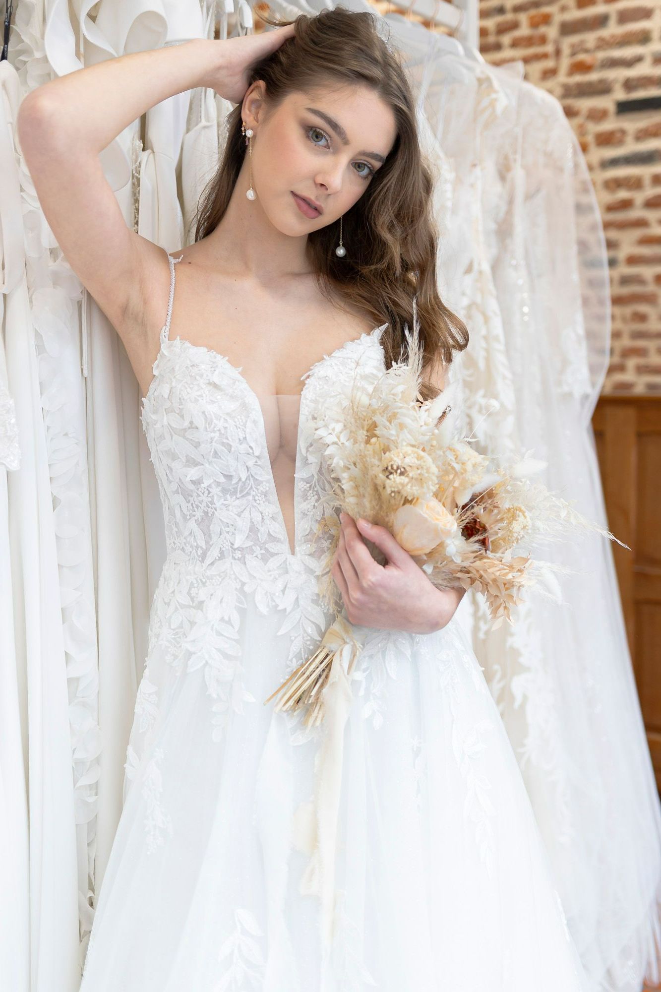 Une femme pose pour la caméra en robe de mariée