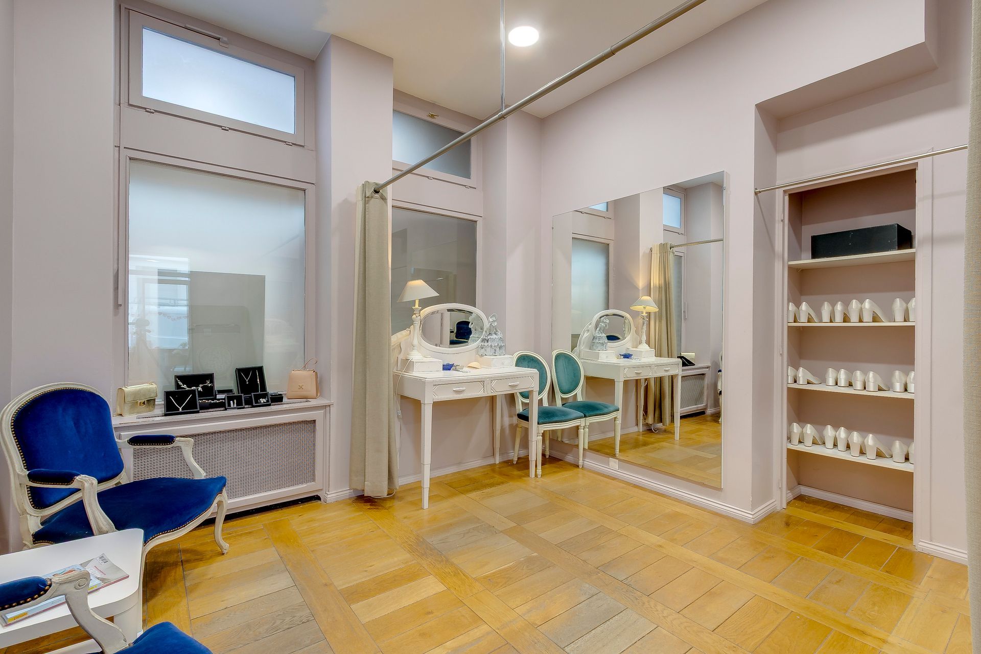 L'intérieur du magasin de robes de mariée