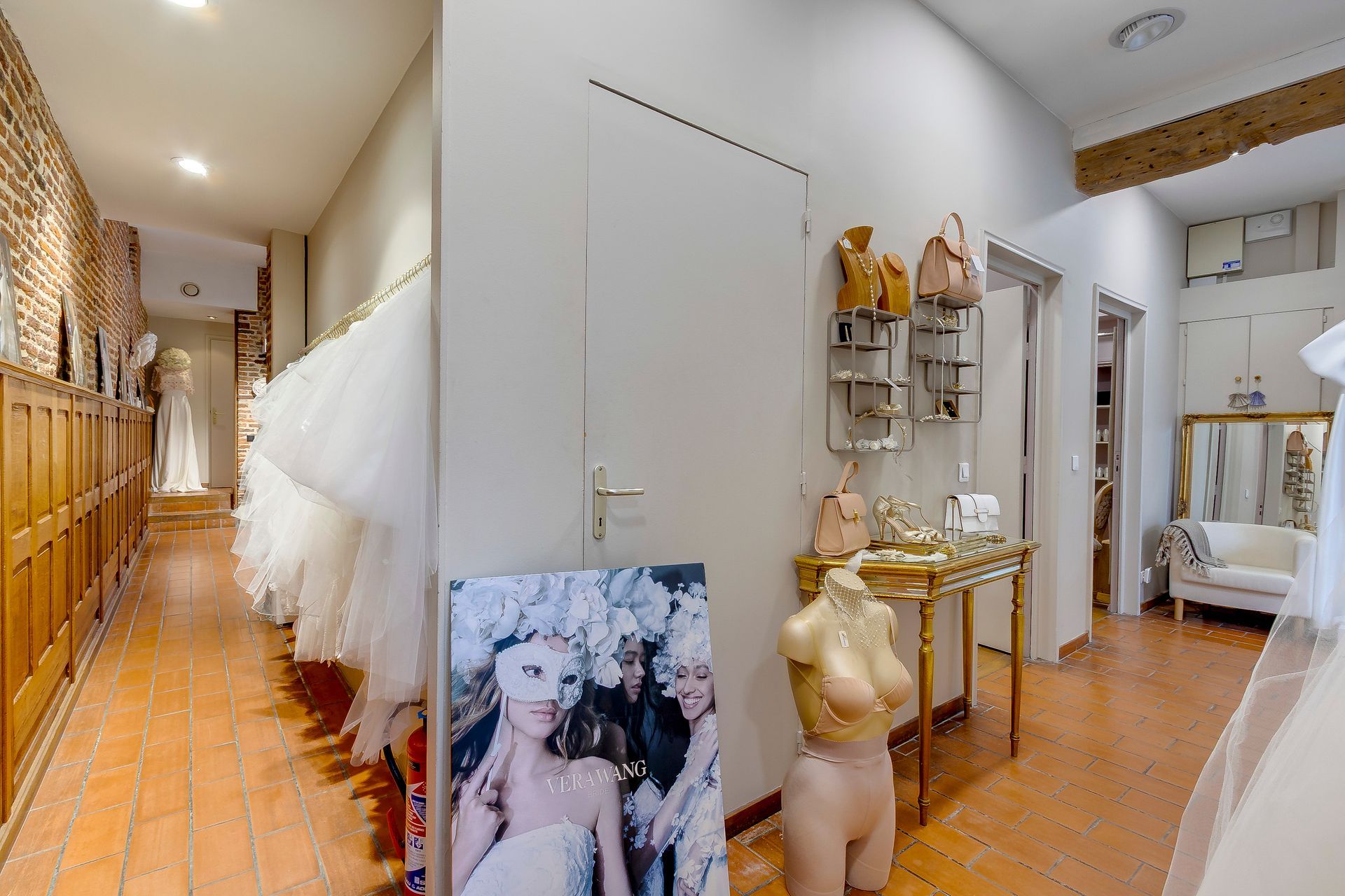 Présentoirs d'accessoires dans le magasin