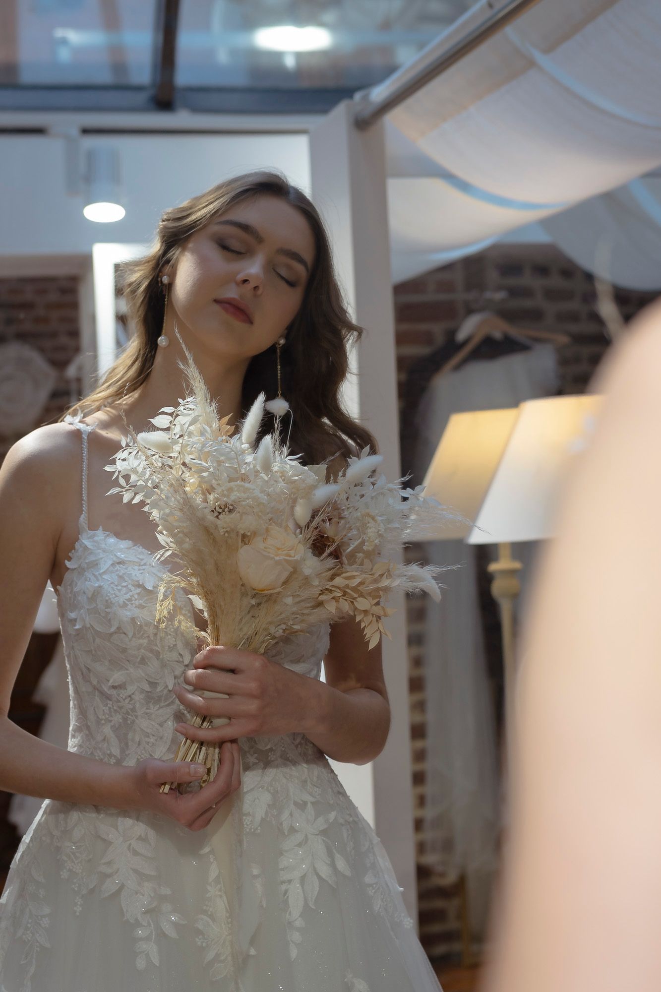 Une femme pose avec un bouquet de fleurs