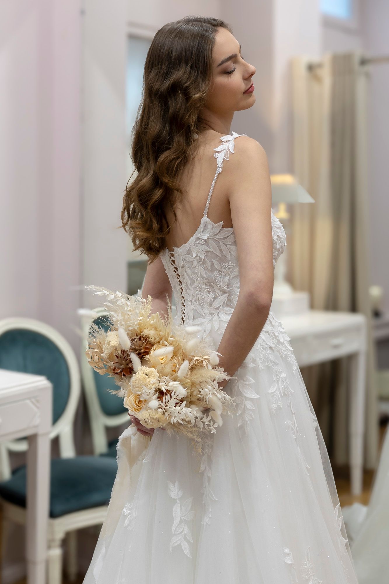 Une femme tient un bouquet de fleurs derrière son dos