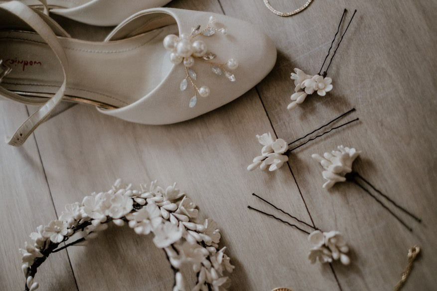 Une chaussure de mariée et une couronne en fleurs