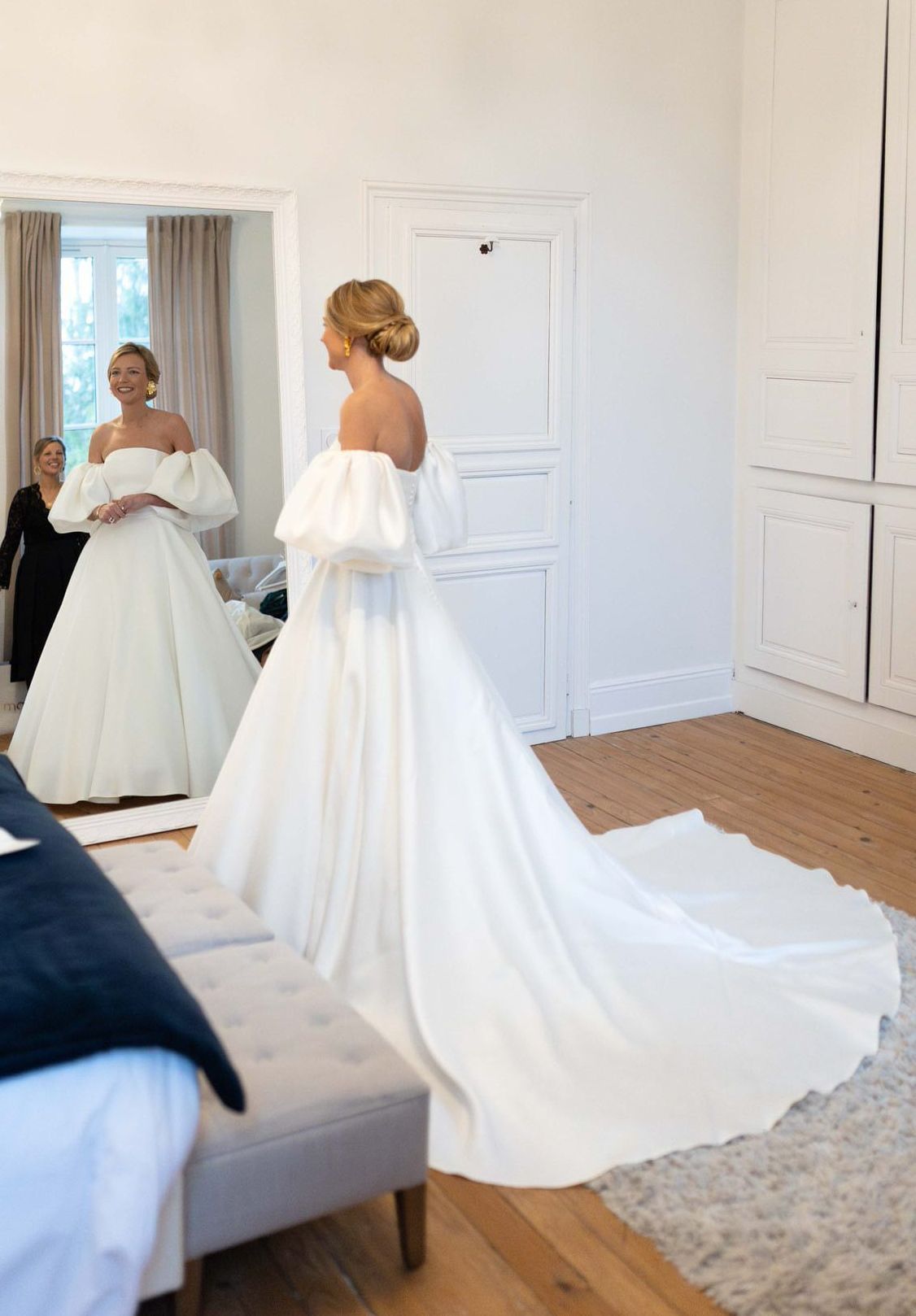 Une mariée essaie une robe