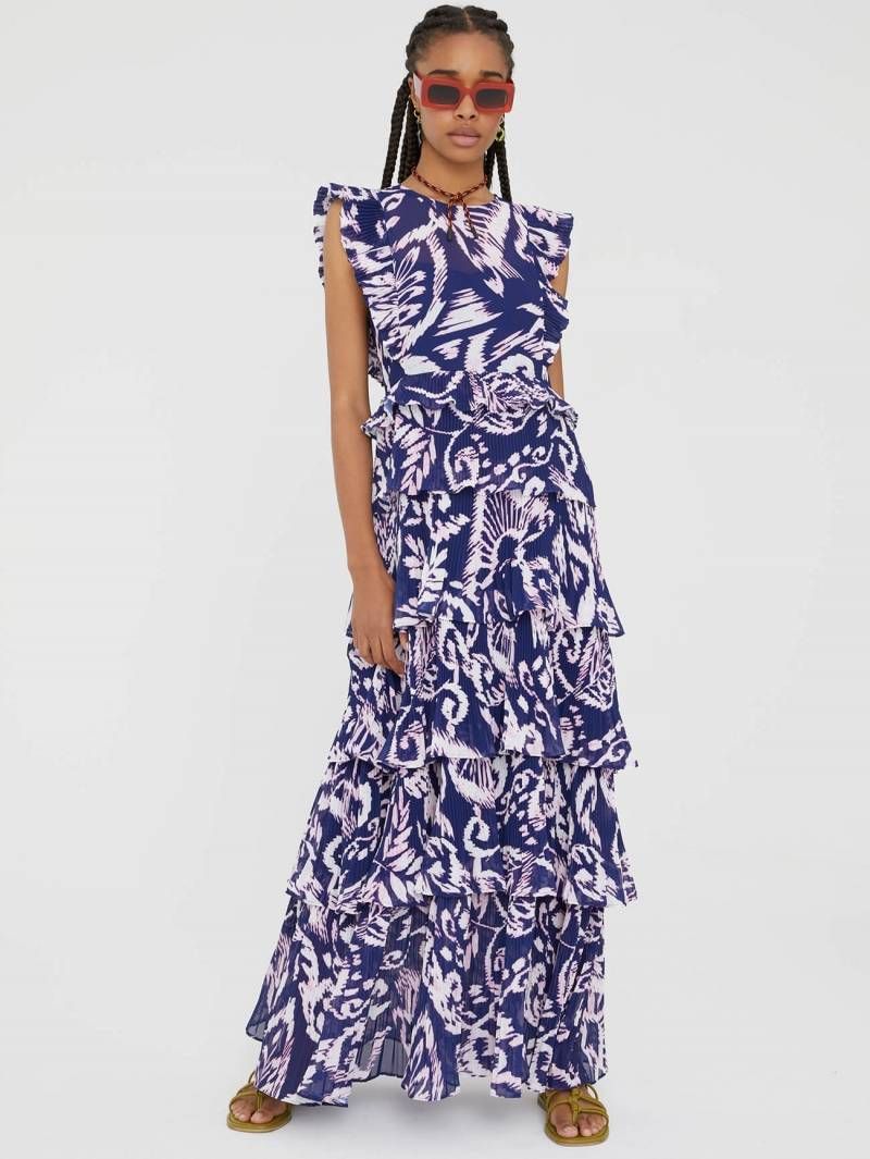 Une femme portant une robe de cocktail blanche et bleue