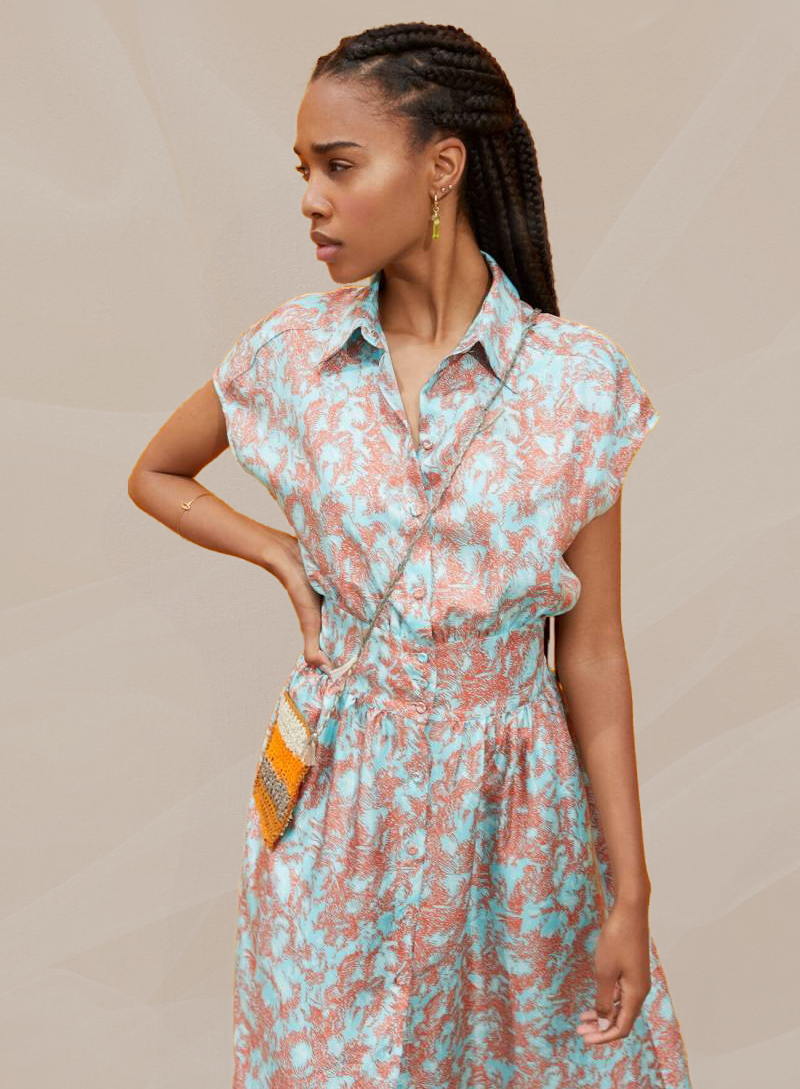 Femme qui porte une robe de cocktail