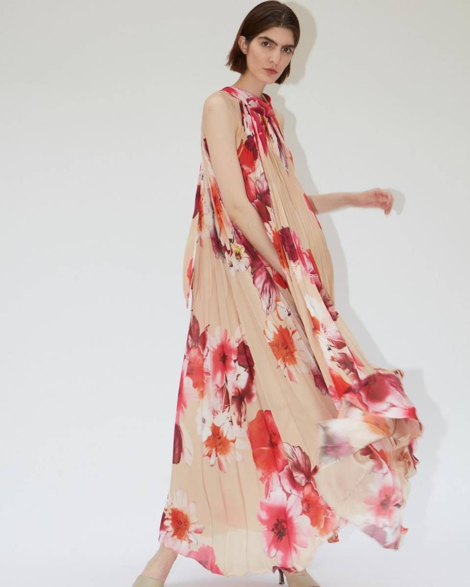 Une femme portant une robe de cocktail écrue et rouge