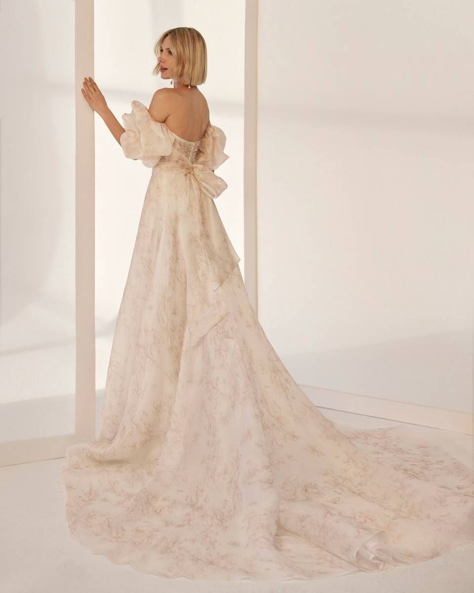 Femme qui porte une robe de mariée