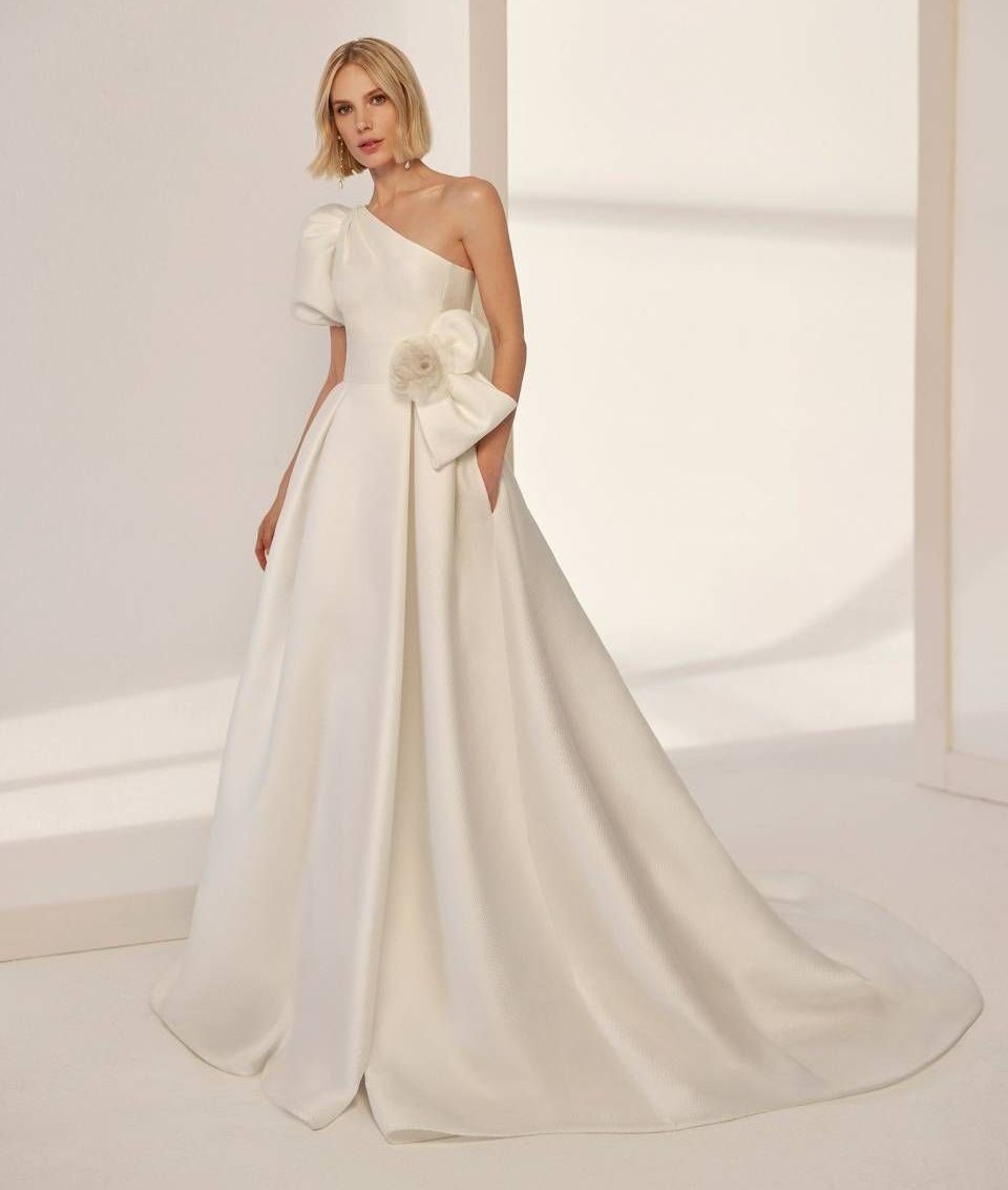 Femme portant une robe de mariée style romantique glamour GHOA