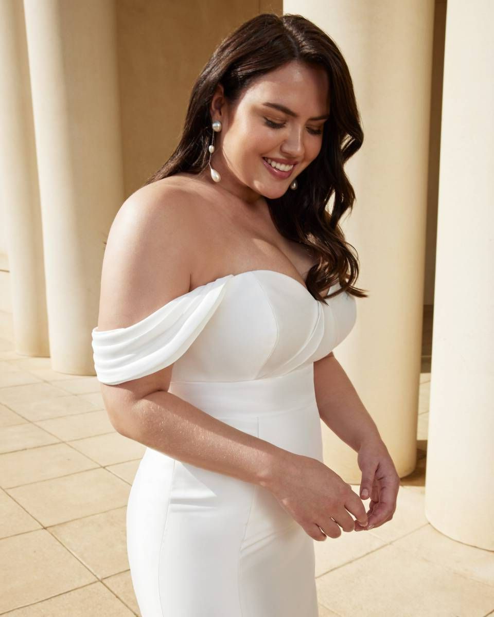 Une femme porte un robe de mariée de style romantique