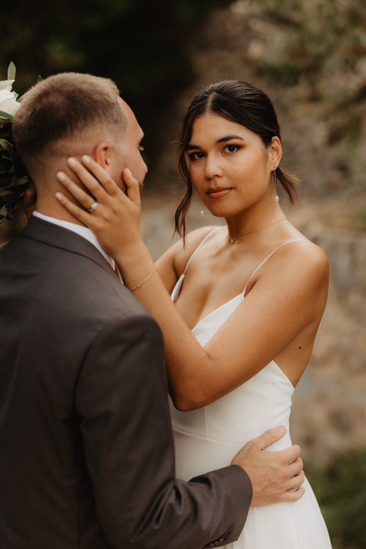 Une femme regarde la caméra et un homme