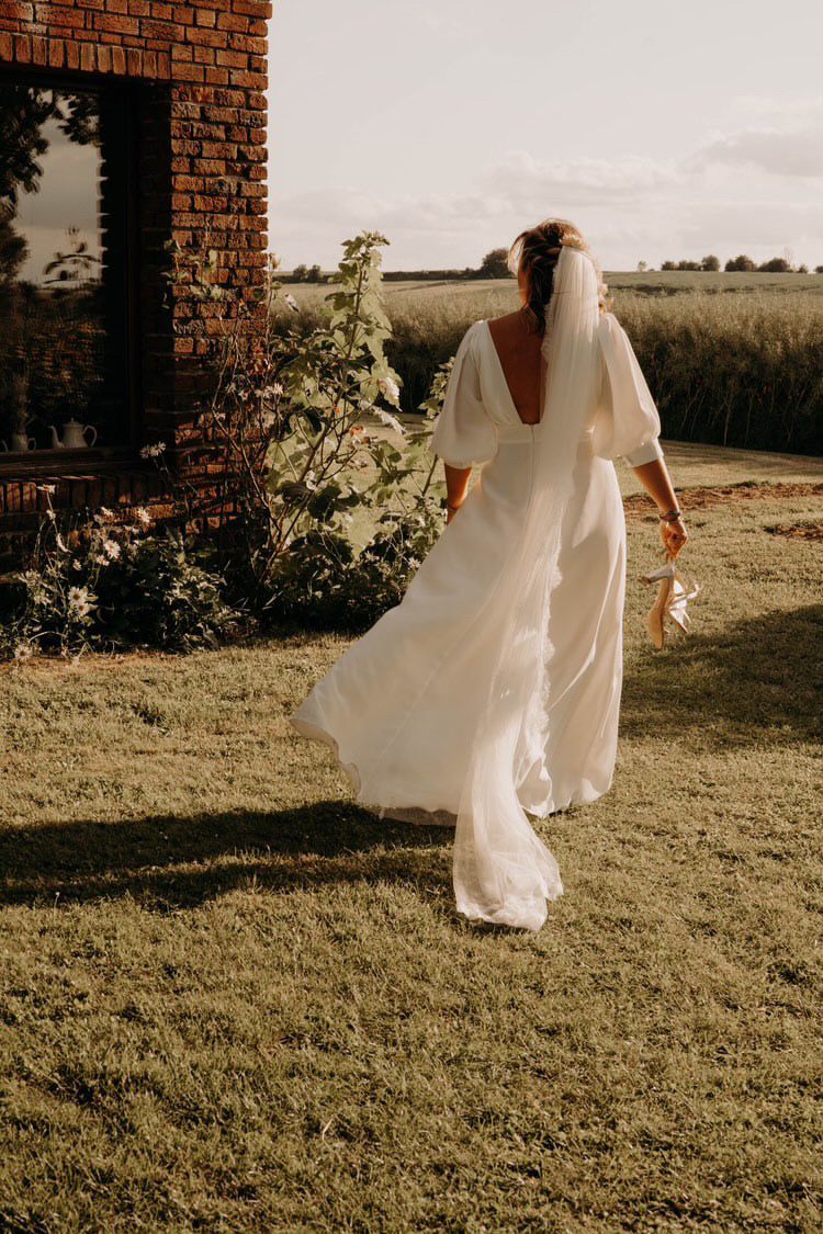 Une mariée marche sur du gazon