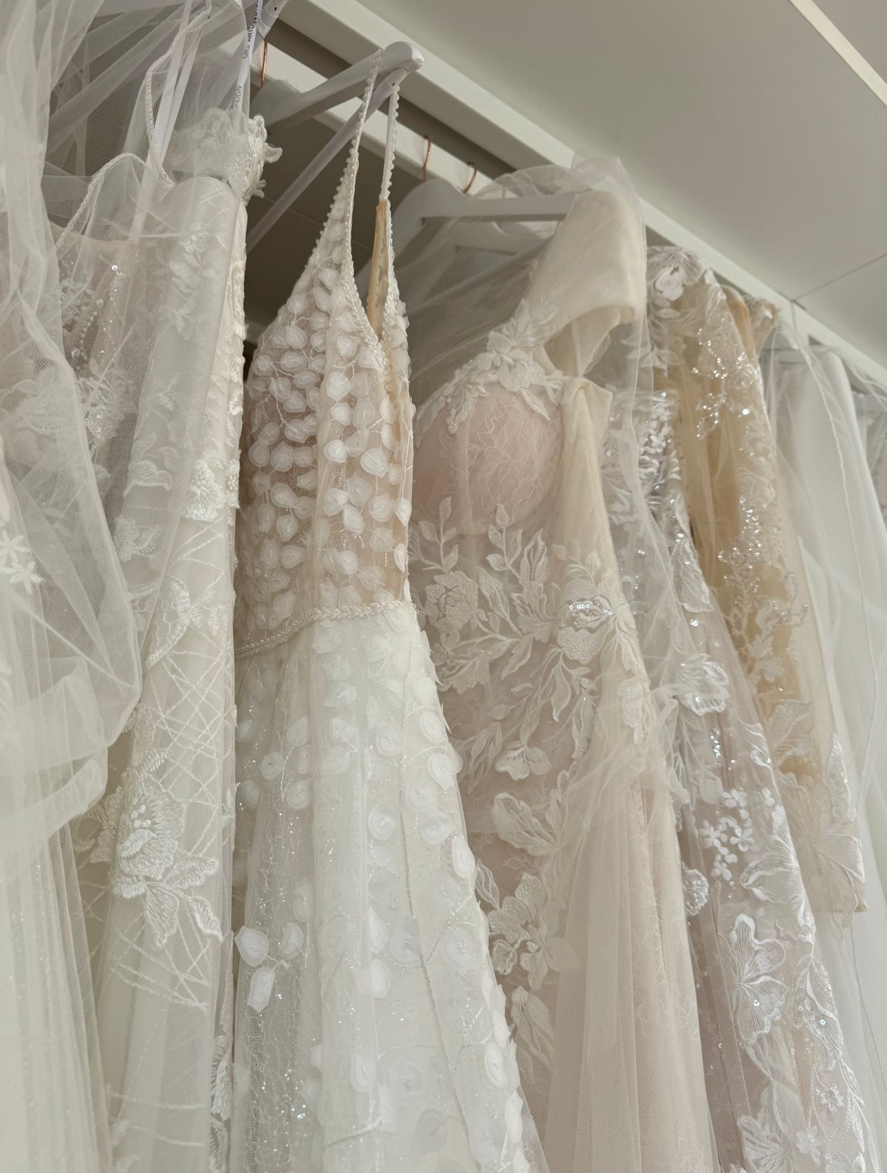 Des robes de mariées sur des cintres