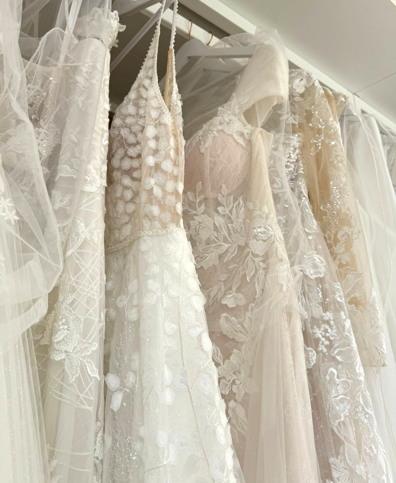 Plusieurs robes de mariée