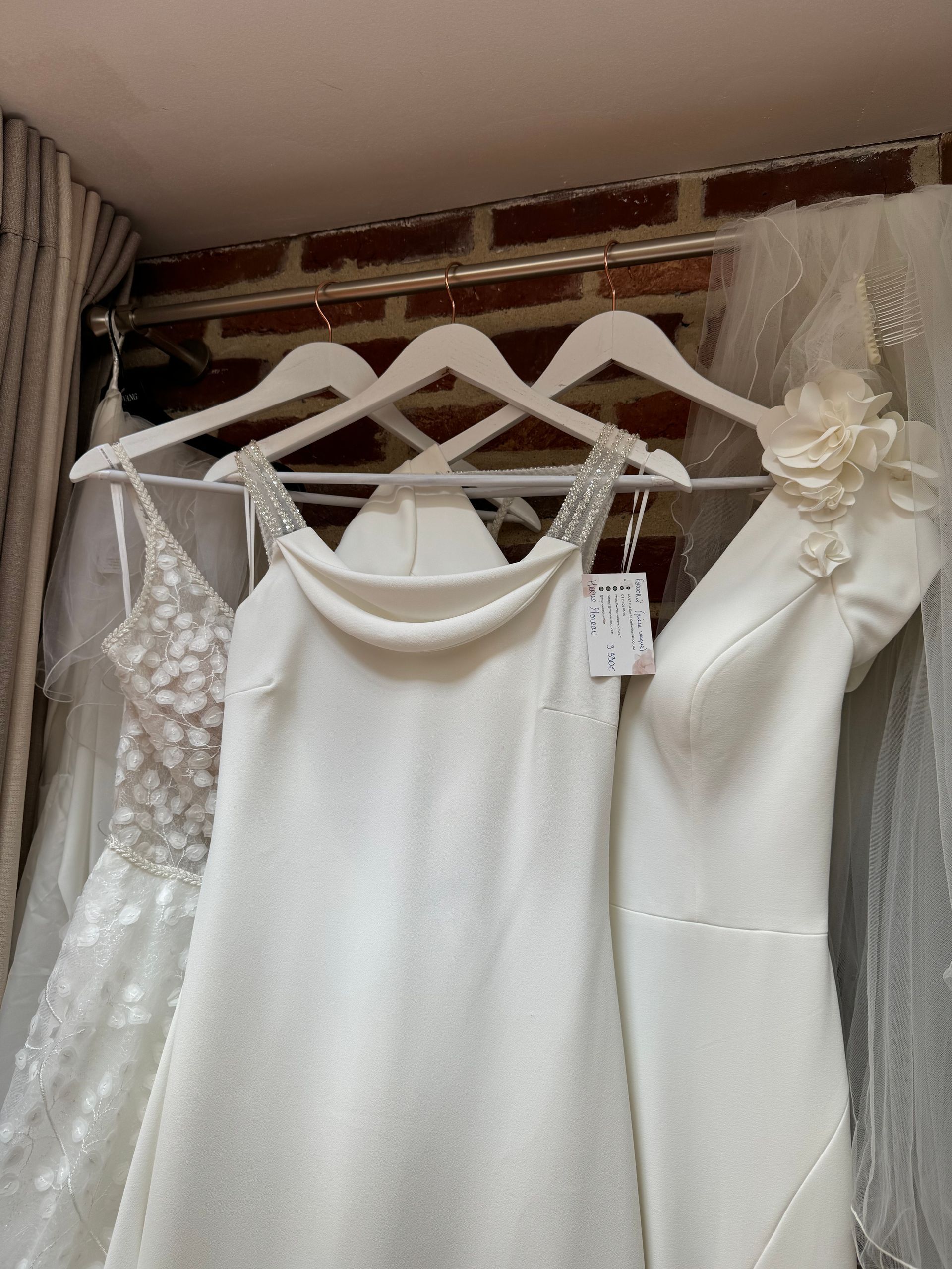 Des robes de mariée dans un magasin