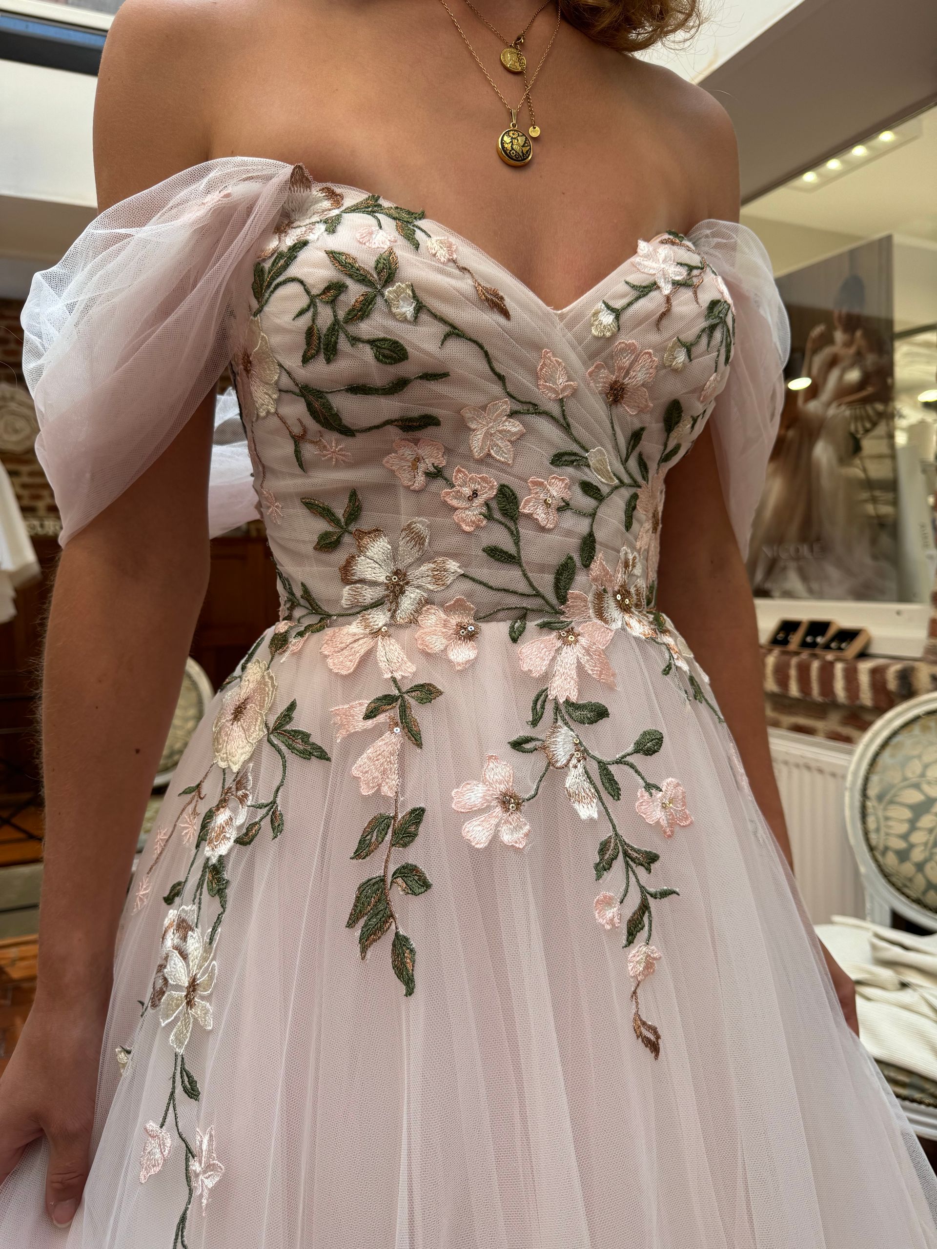 Une robe de mariée avec des détail de broderie