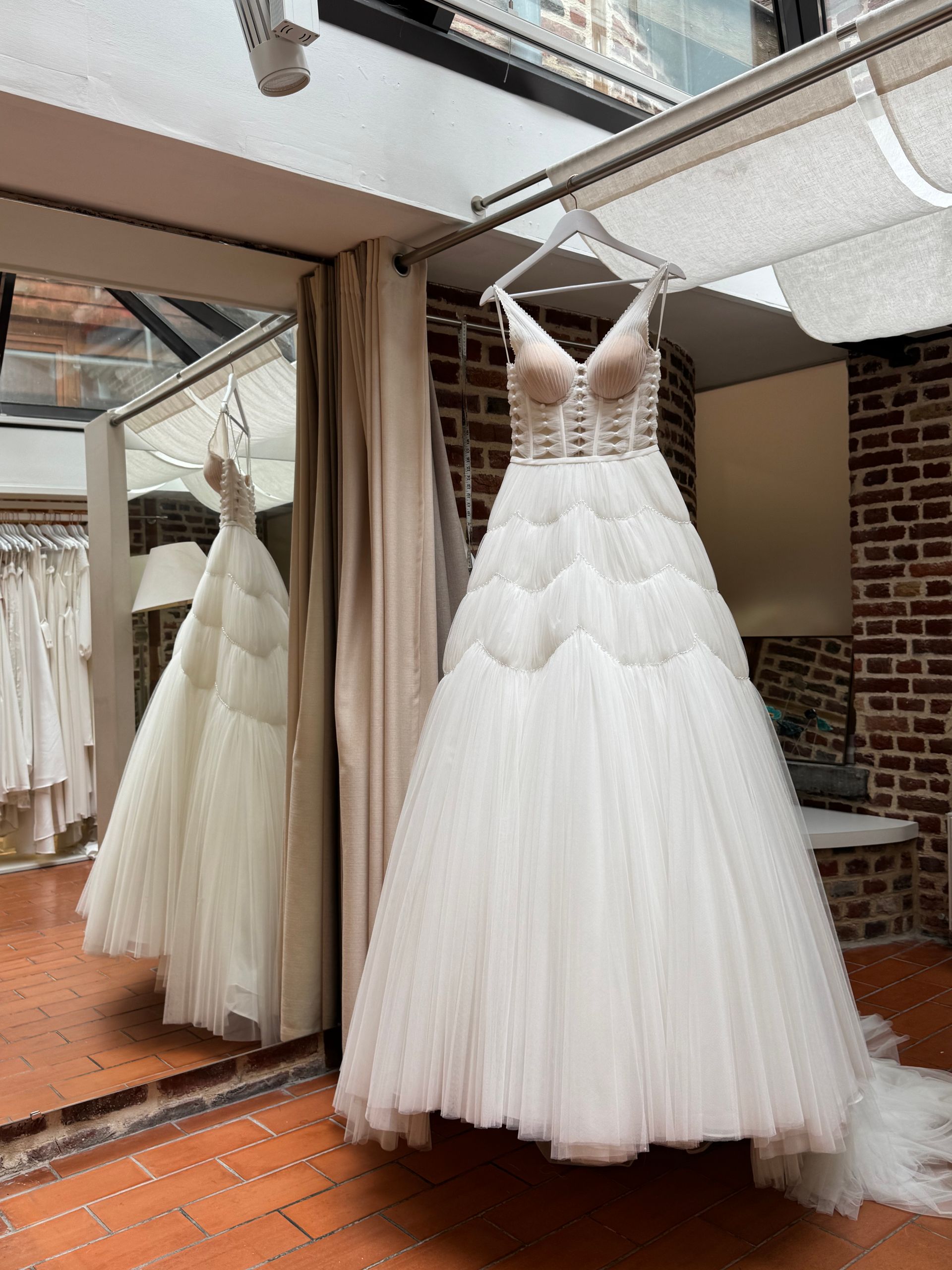 Une robe de mariée accrochée