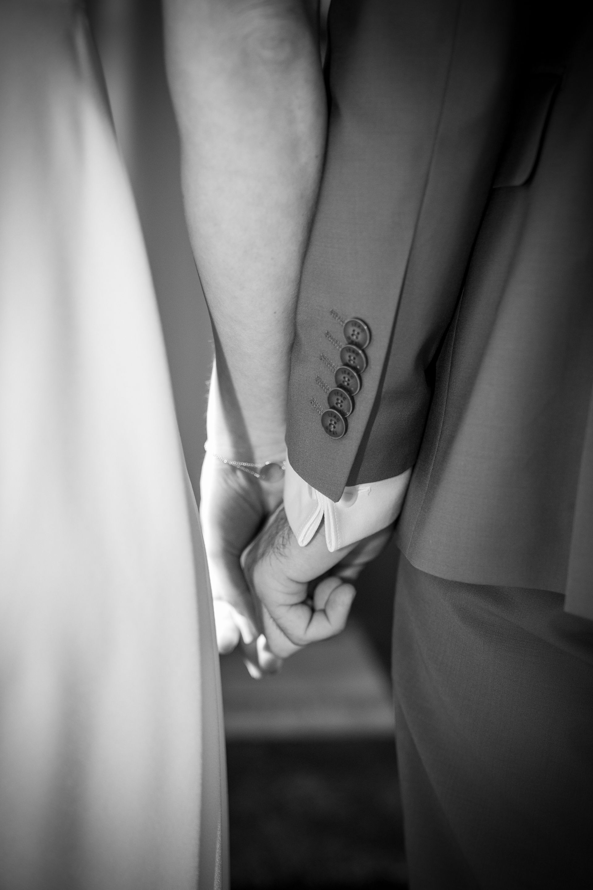 Un homme et une femme se tiennent la main