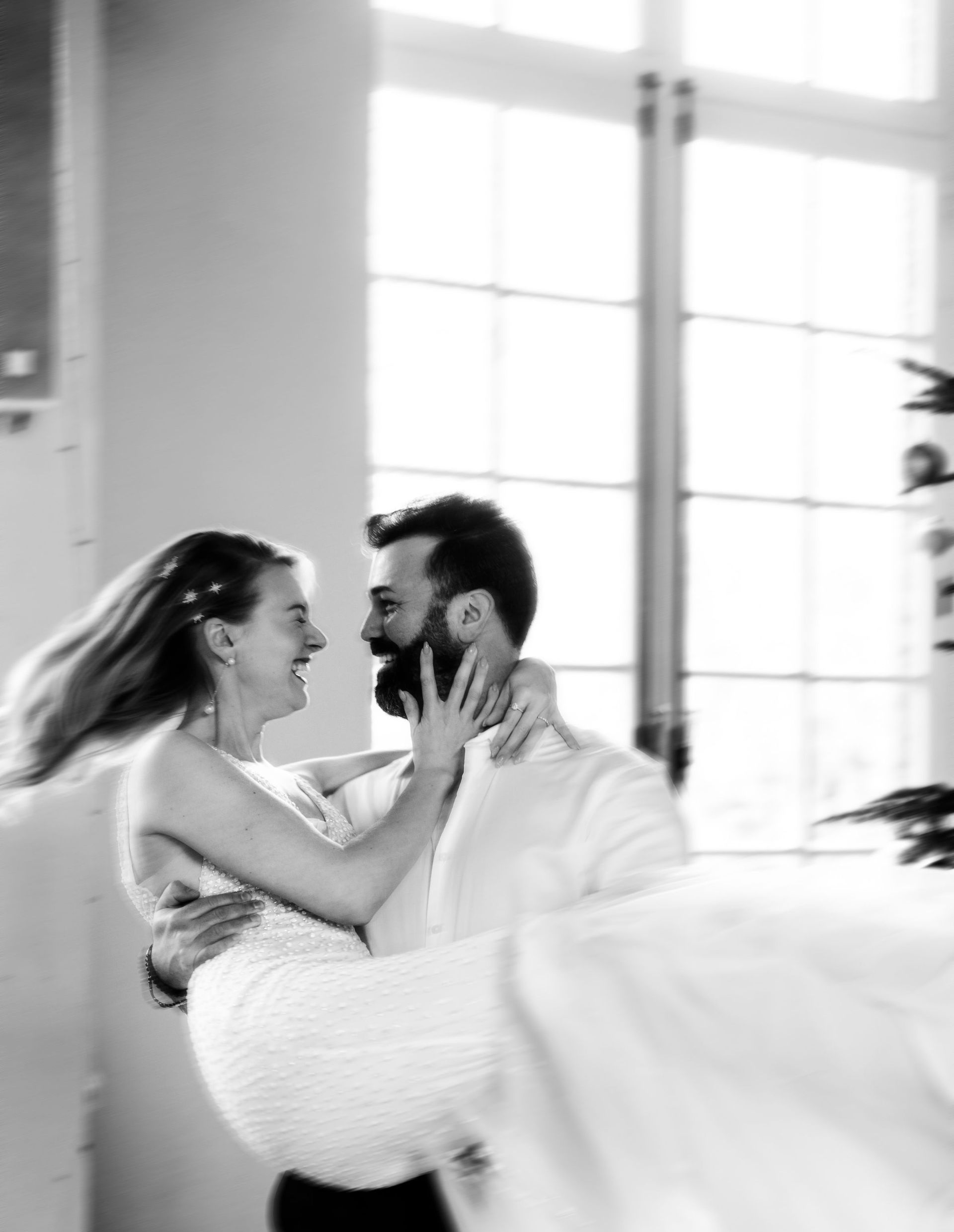 Un homme tient une femme dans ses bras