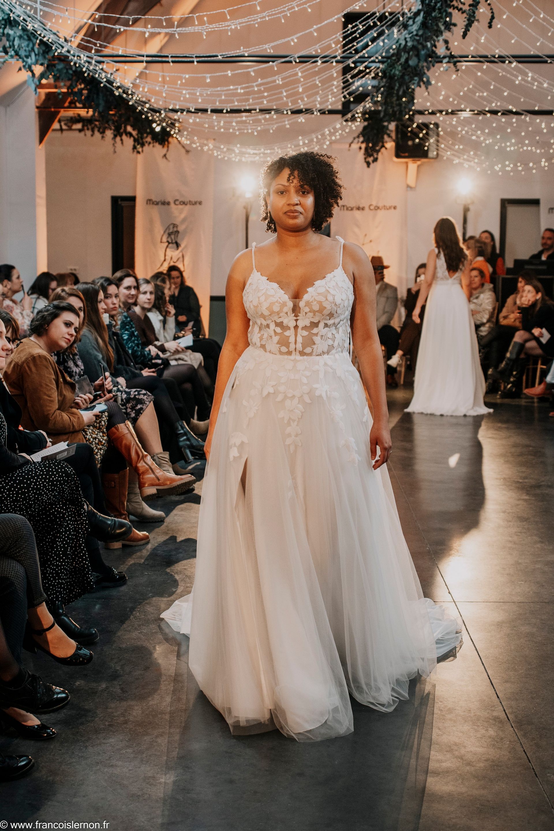 Un mannequin lors d'un défilé de robes de mariée