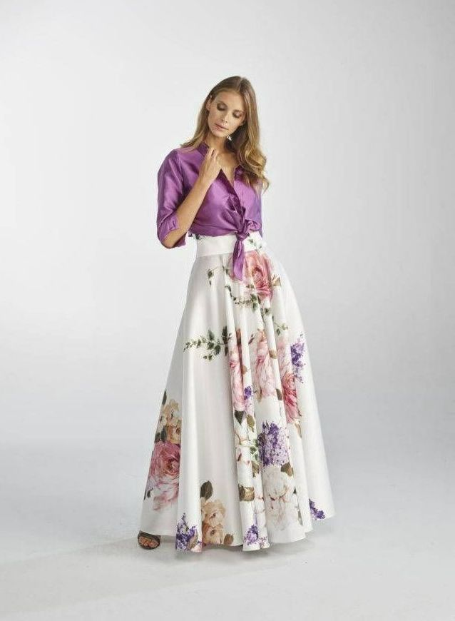 Un mannequin avec un haut violet et une jupe de type maxi