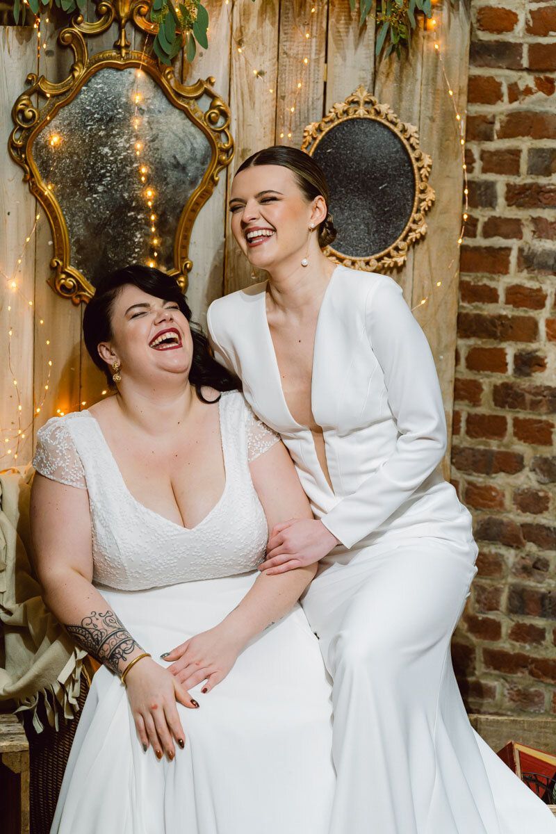 Deux mariées qui sourient