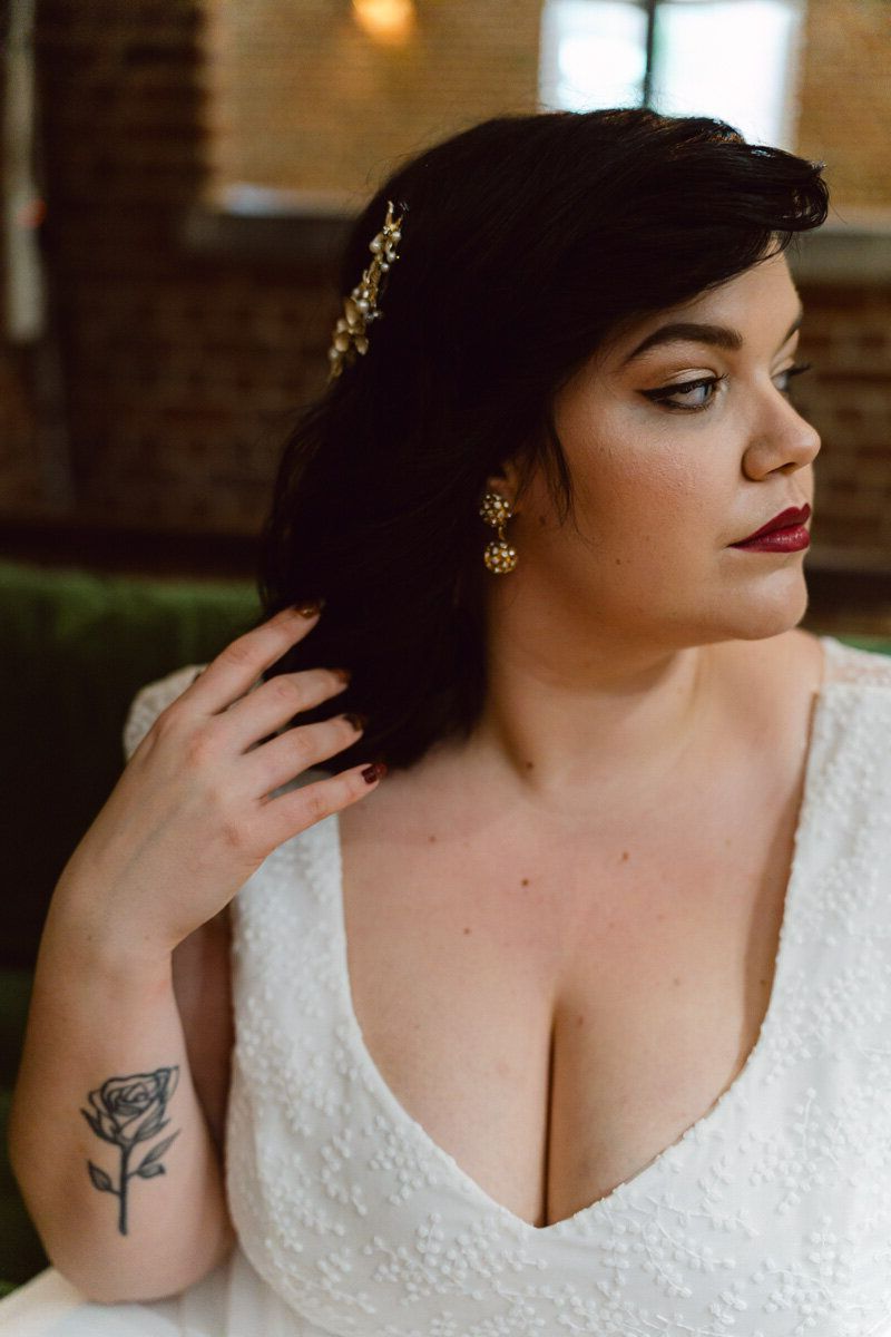 Une femme brune portant une robe de mariée