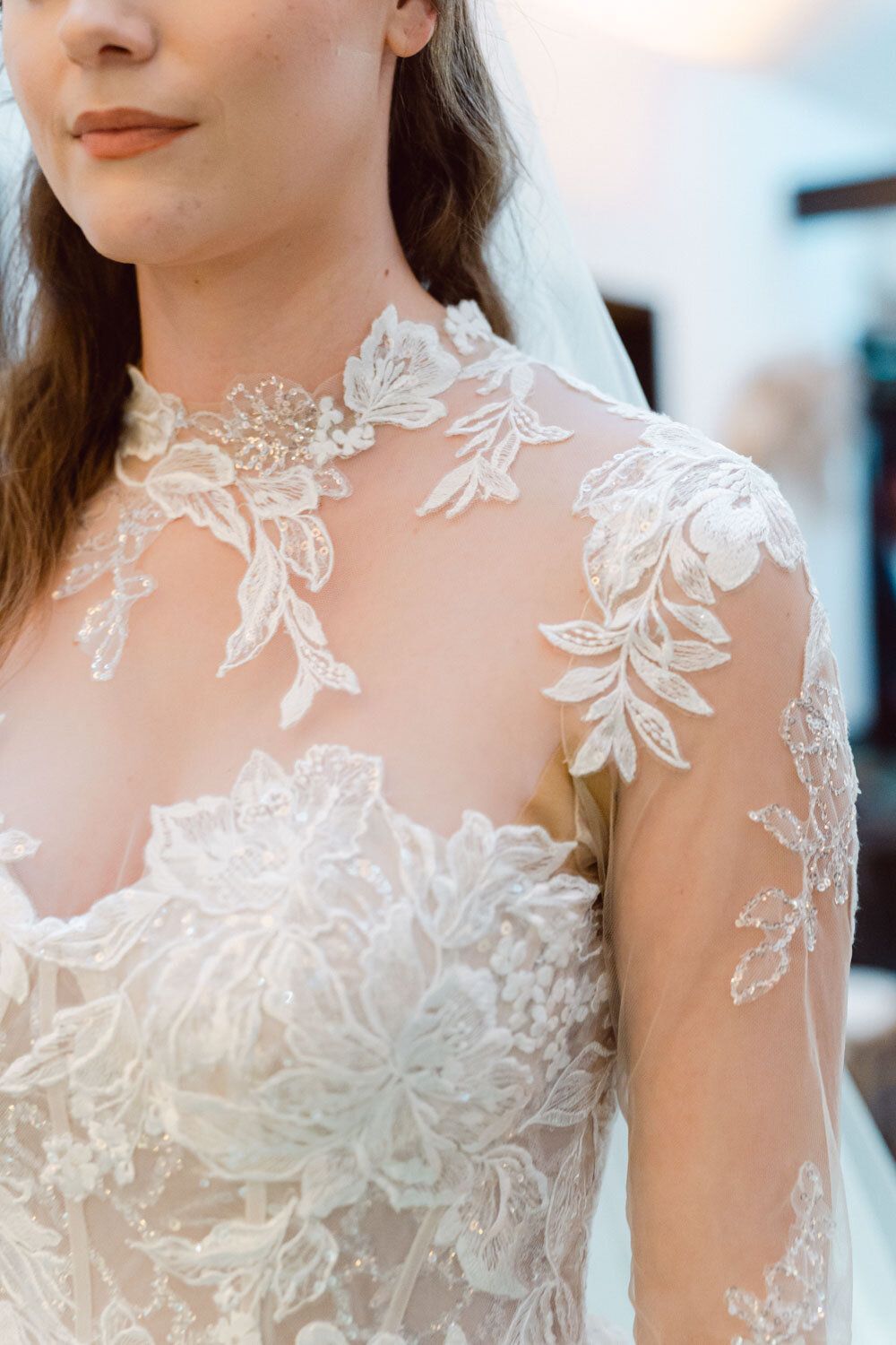 Décolté de robe avec détail en dentelle