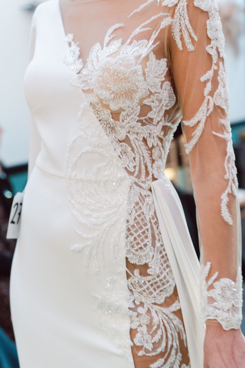 Une robe de mariée avec du détail en tuile