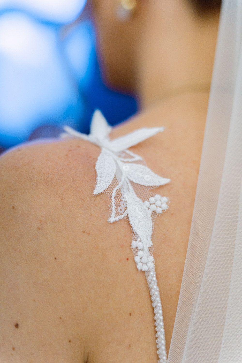 Brettelle fleurie d'une robe de mariée