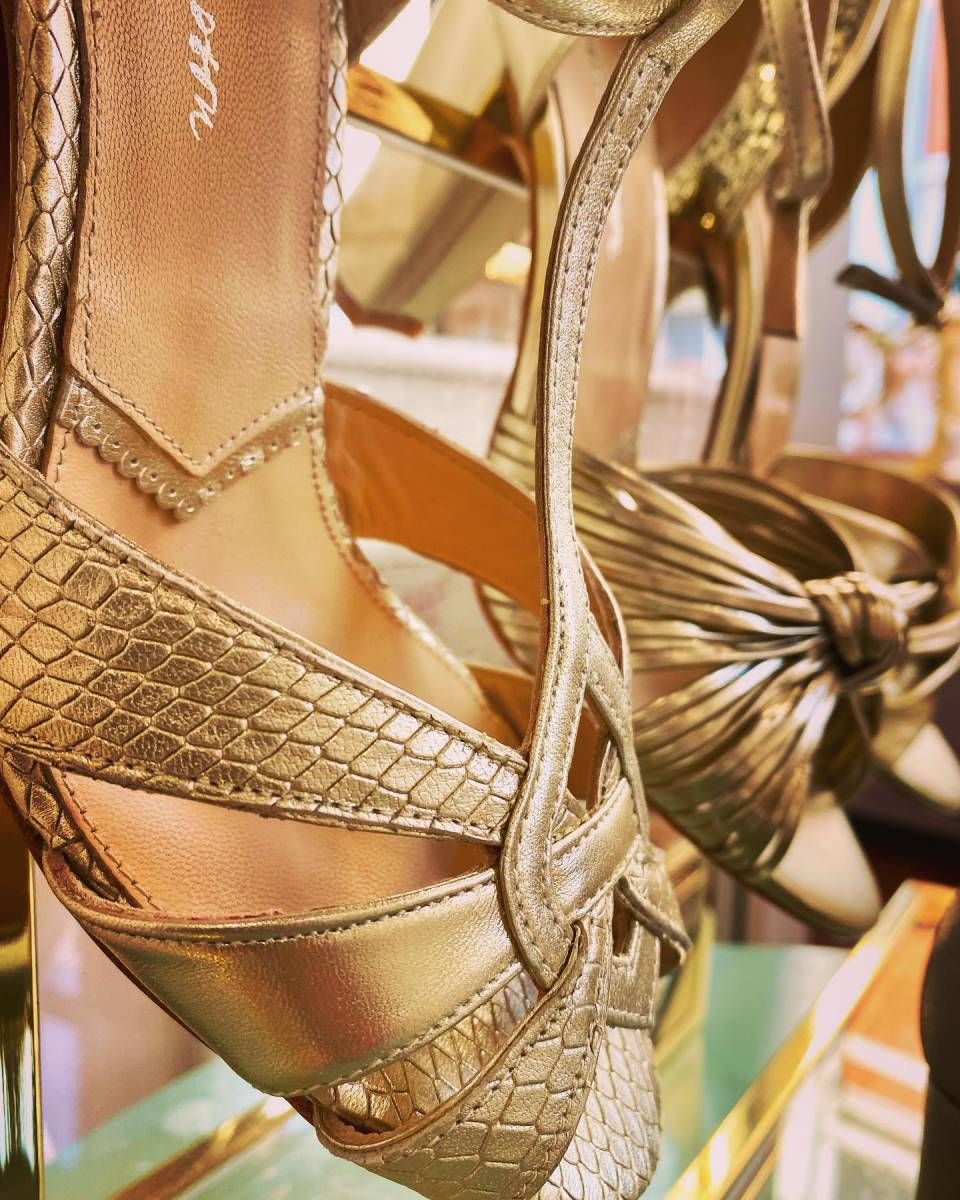 Des chaussures dorées