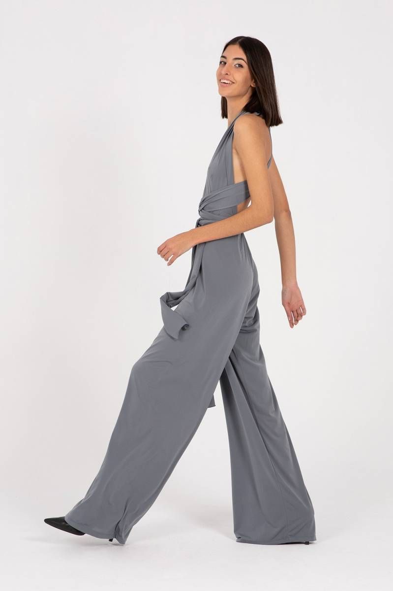 Une femme qui porte un ensemble gris