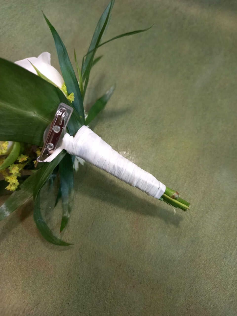 Un ramo de flores con un anillo en él.