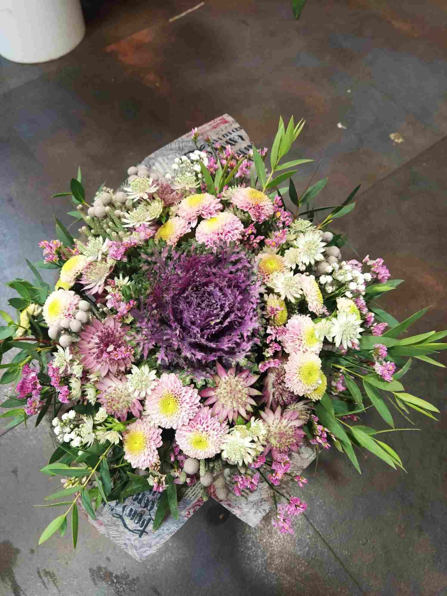 Un ramo de flores está sobre una mesa.