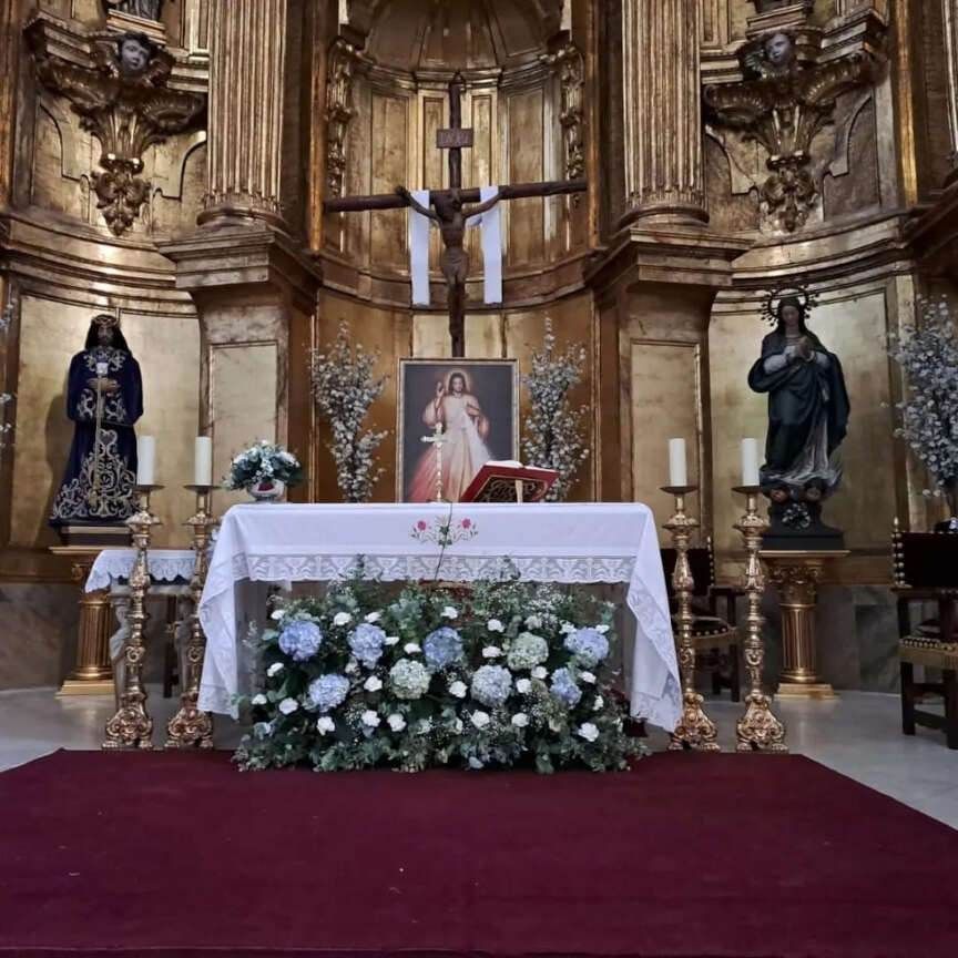 Un altar en una iglesia con una imagen de Jesús en él.