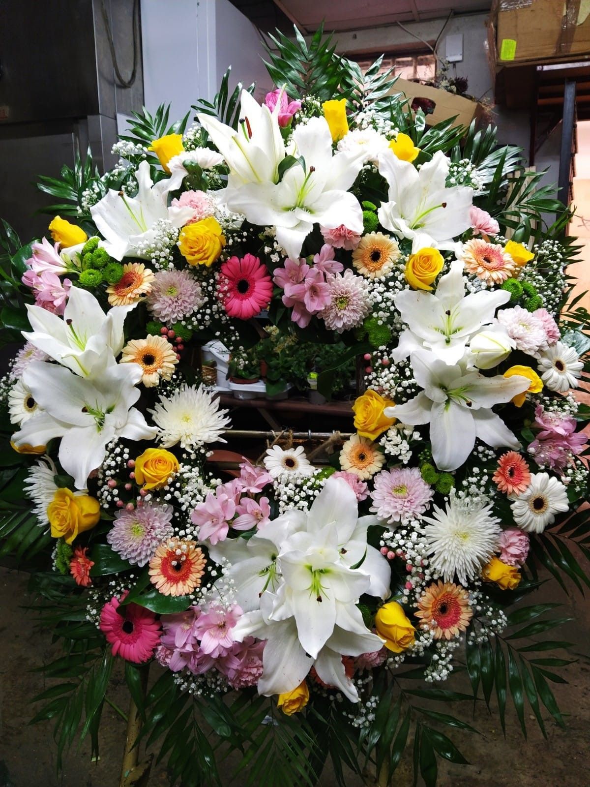 Una corona de flores está sobre una mesa en una habitación.