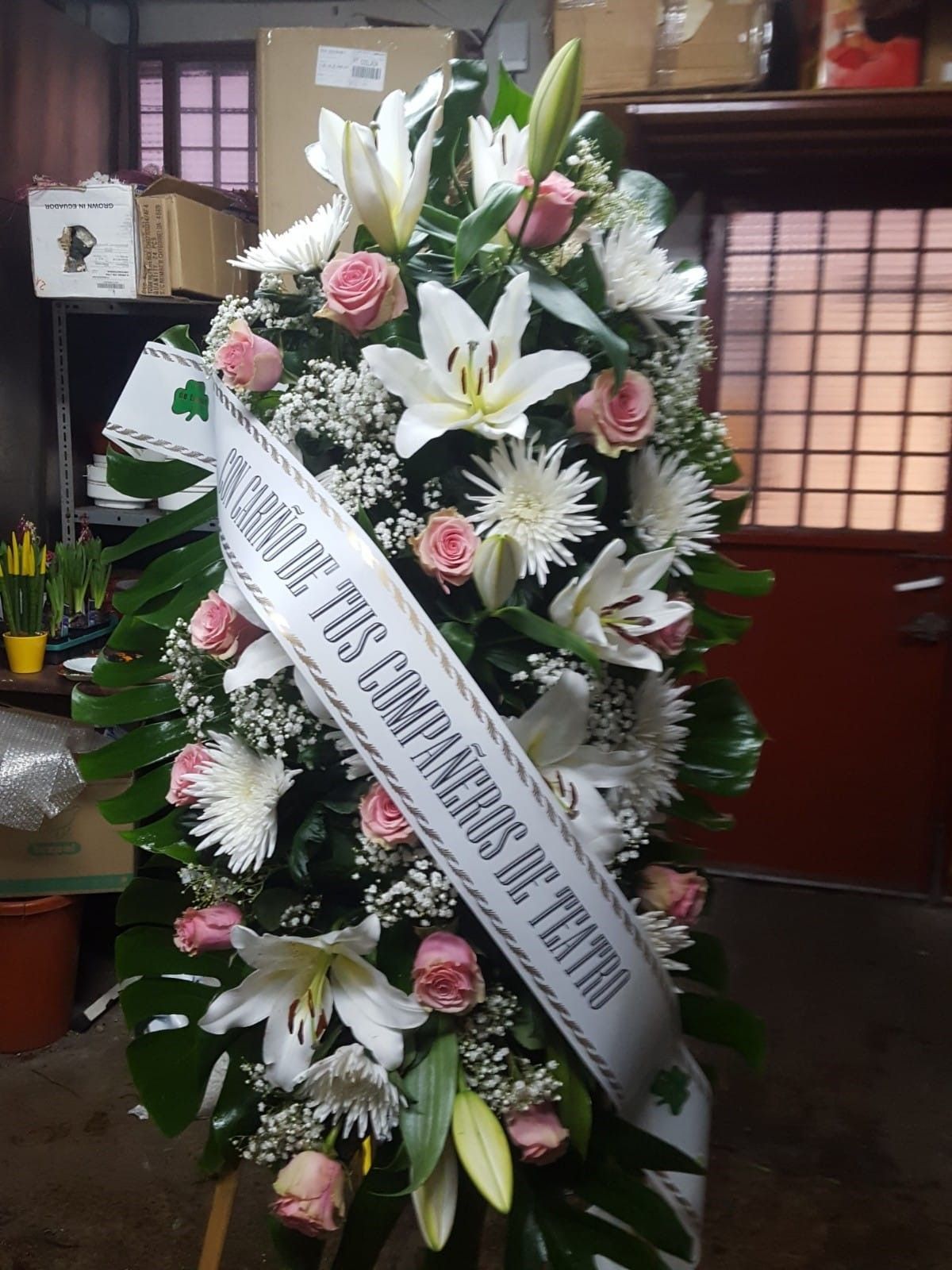 Una corona de flores con una cinta encima
