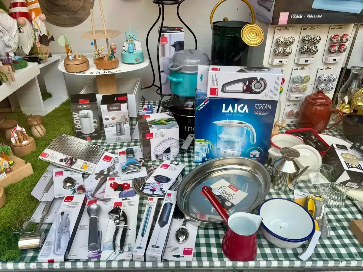 Cucarachas arrastrándose sobre migas y baldosas en el piso cerca de una pared.