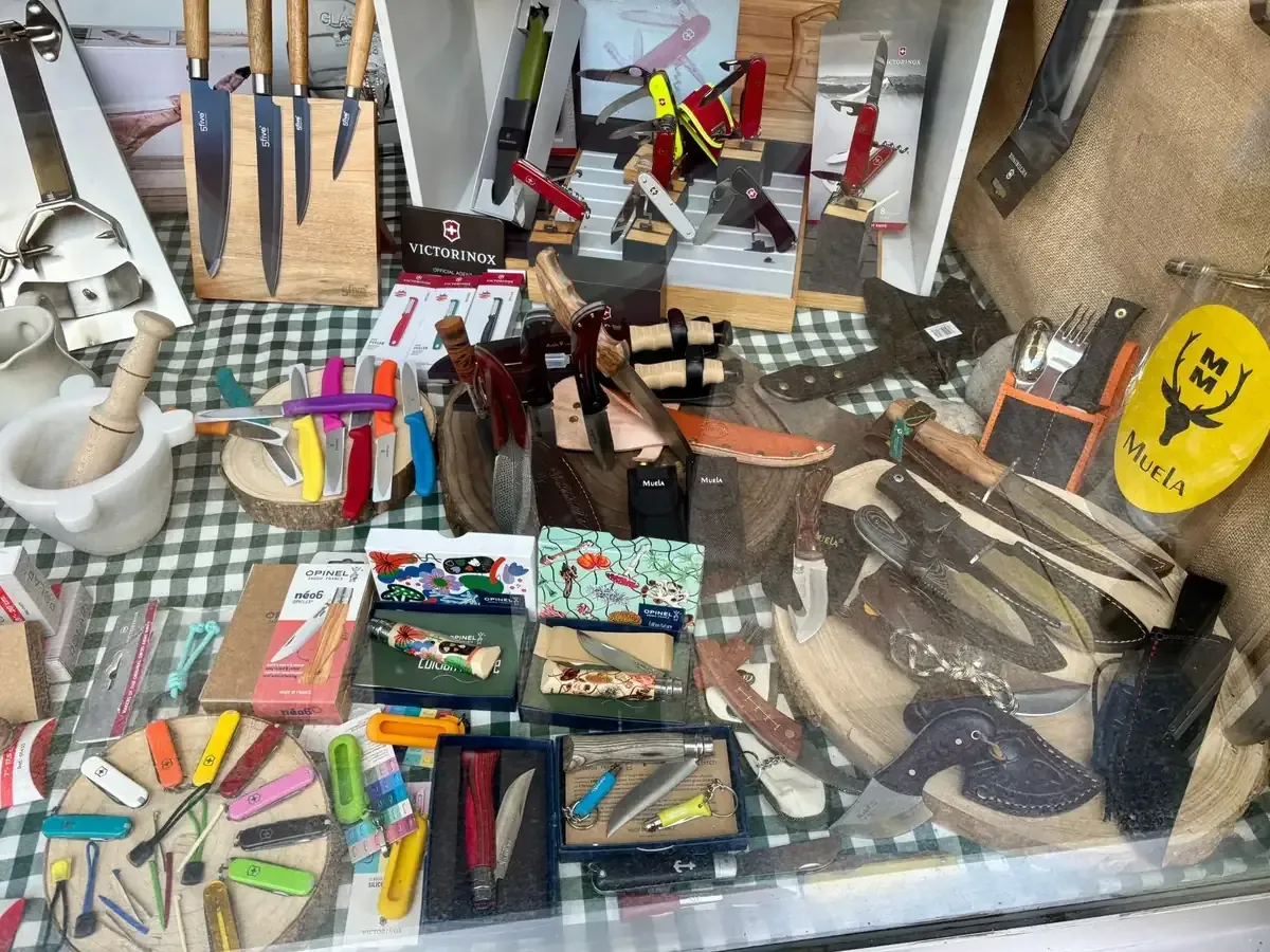 Cucarachas arrastrándose sobre migas y baldosas en el piso cerca de una pared.