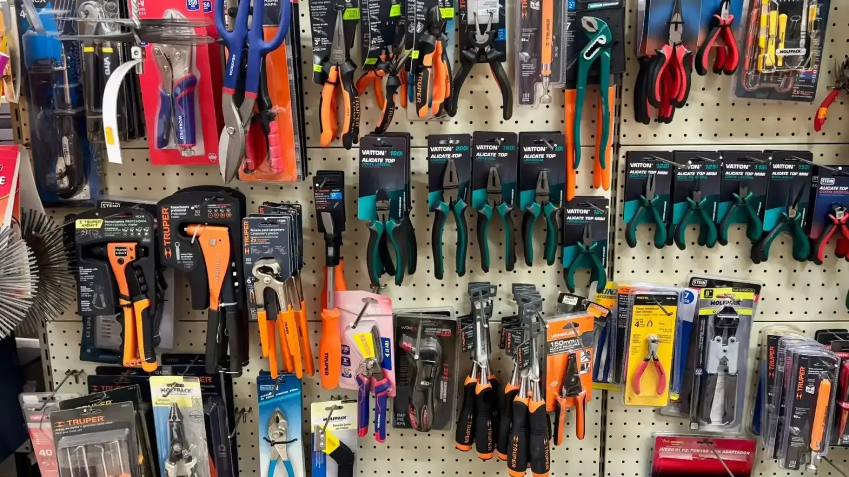 Cucarachas arrastrándose sobre migas y baldosas en el piso cerca de una pared.