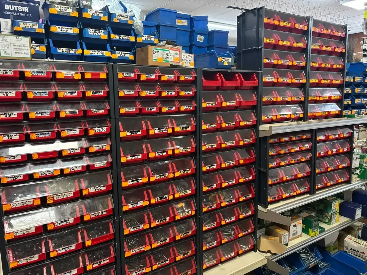 Cucarachas arrastrándose sobre migas y baldosas en el piso cerca de una pared.