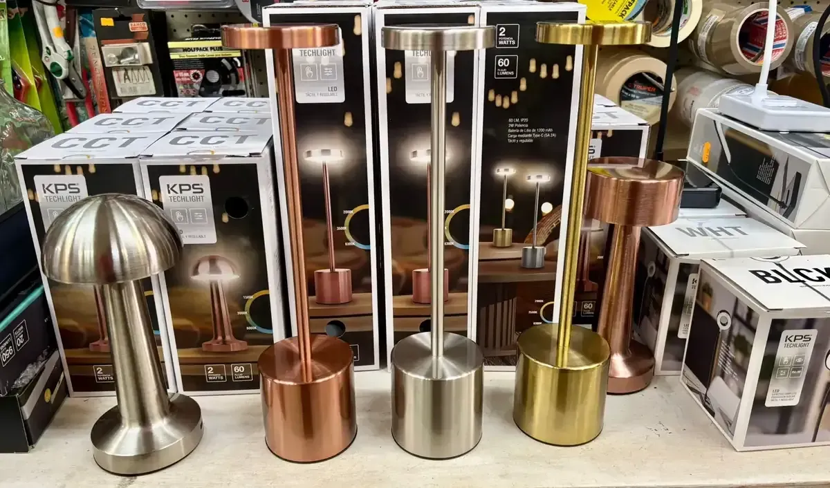 Cucarachas arrastrándose sobre migas y baldosas en el piso cerca de una pared.