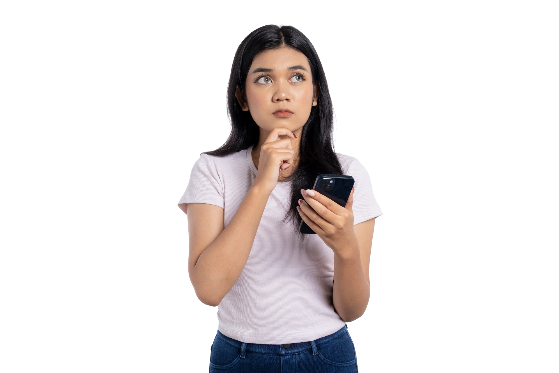 Femme tenant un Smartphone, l’air pensif, la main sur le menton.