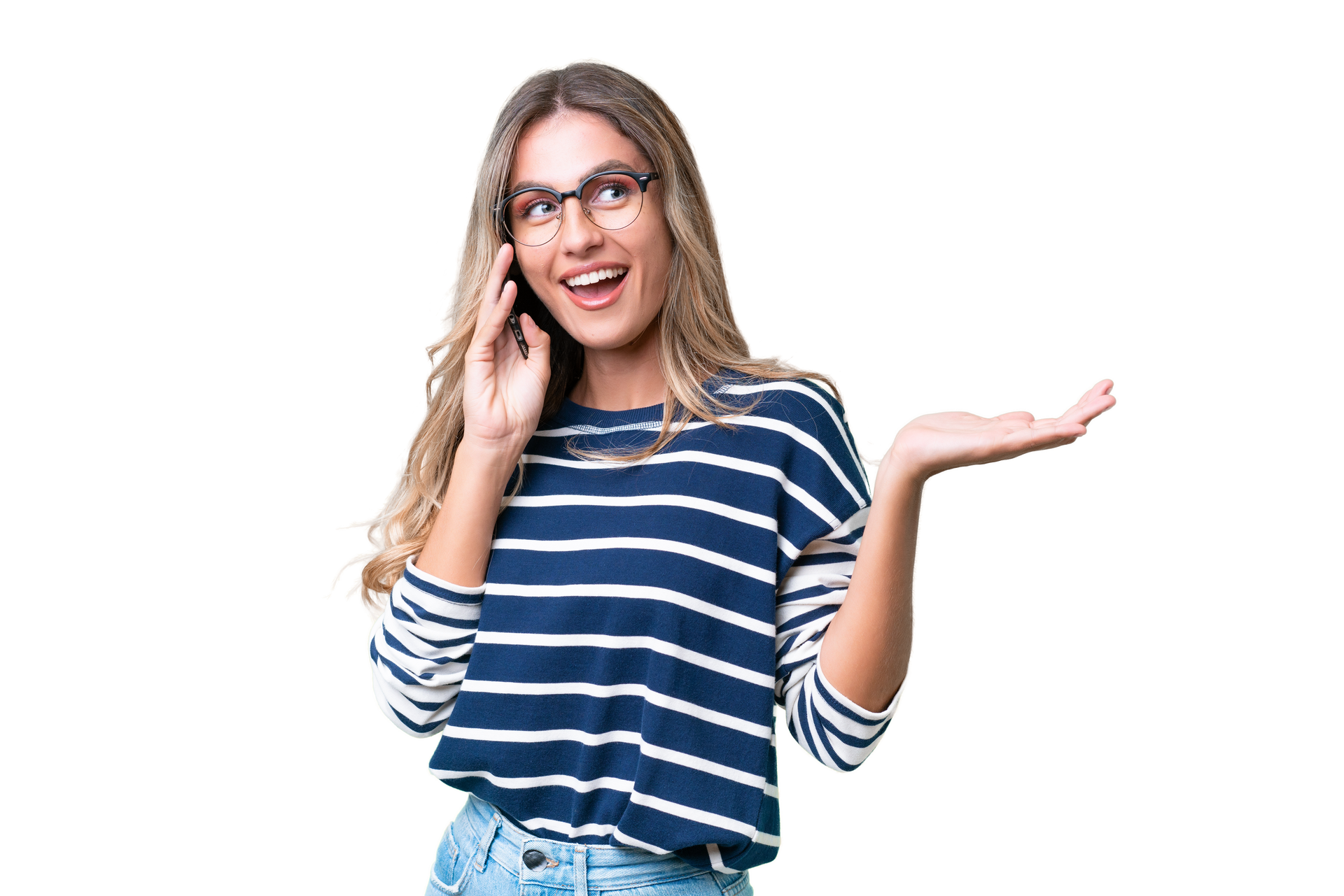 Femme souriante en chemise, téléphone à l’oreille et faisant un geste de l’autre.