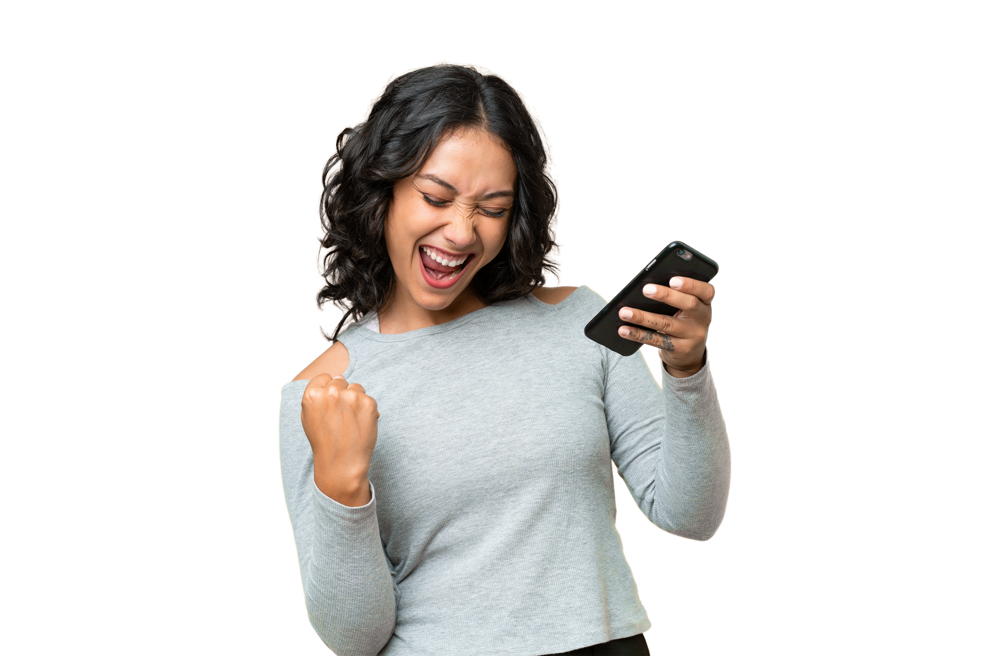 Personne souriante en pull, regardant son Smartphone et levant le poing