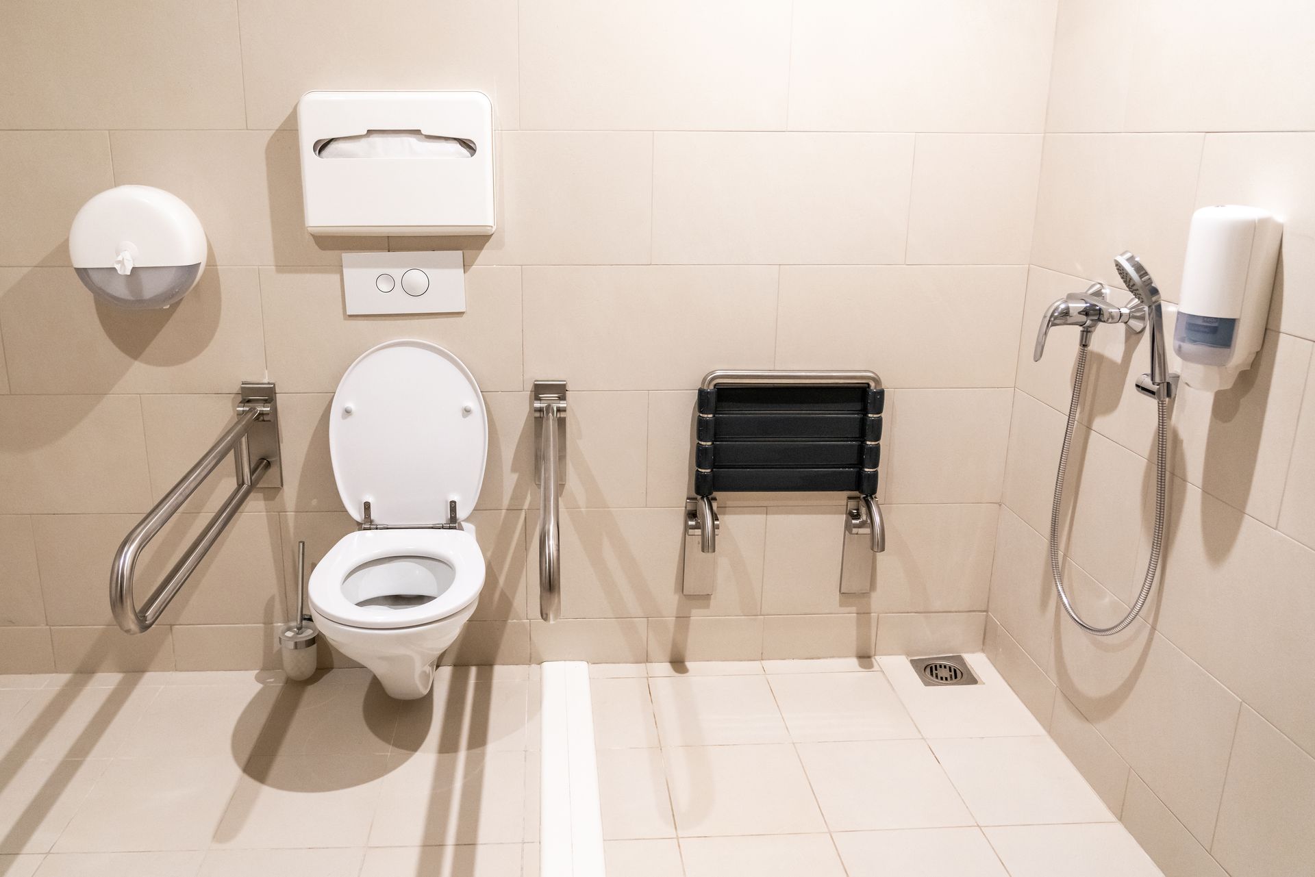 Salle de bains adaptée aux PMR