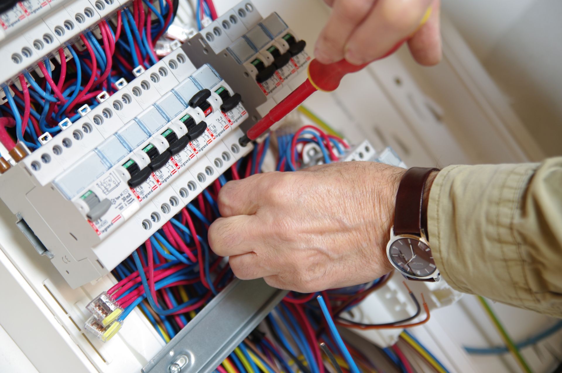 Professionnel intervenant sur un tableau électrique