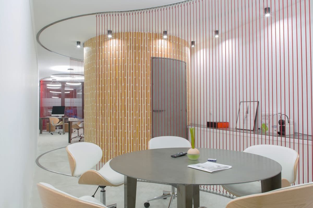 Una sala de conferencias con una mesa redonda y sillas.